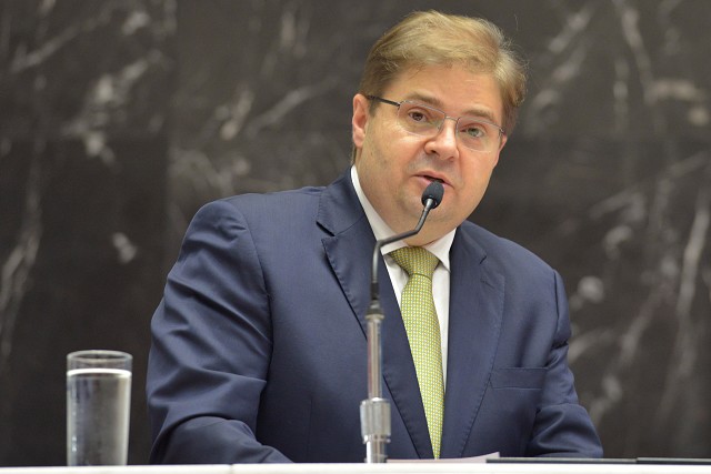 Presidente da Assembleia, deputado Agostinho Patrus, explica sua posição de neutralidade. Foto - Clarissa Barçante/ALMG