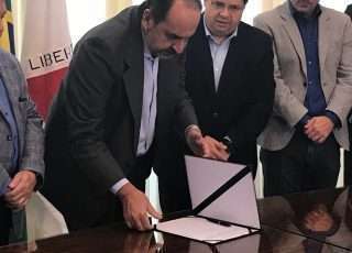 Prefeito Alexandre Kalil assina Carta de Minas, que cobra da União RS$ 135 bilhões do governo federal por perdas com Lei Kandir. Foto - Alemdofato