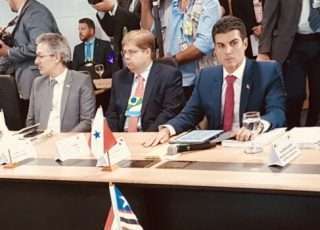 Governador Romeu Zema (esq.), presidente da Assembleia, Agostinho Patrus (centro), e o governador do Pará, Hélder Barbalho (dir.). Foto - Guilherme Dardanhan/ALMB
