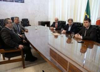 Chefes do Legislativo, Judiciário, Ministério Público, Tribunal de Contas e Defensoria Pública se reúnem para discutir crise com o Executivo. Foto - Guilherme Dardanhan/ALMG