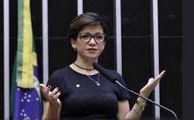 Deputada Alê Silva gastou recursos públicos com serviços postais, que como candidata ela classificava como "mordomias e privilégios". Foto - Agência Câmara
