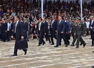 Presidente Jair Bolsonaro ao chegar em Três Corações, na última sexta-feira, para formatura de sargentos. Foto - Agência Brasil