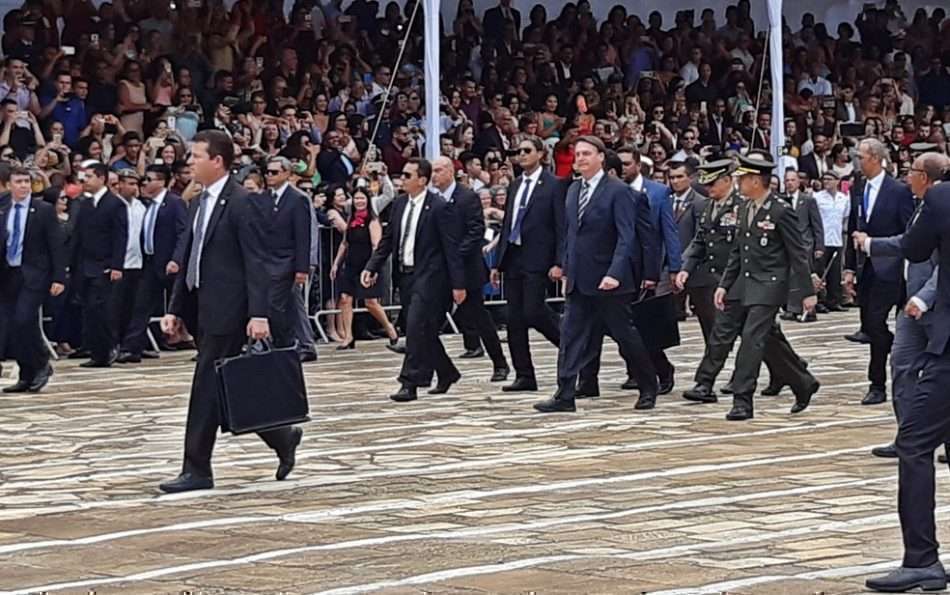Presidente Jair Bolsonaro ao chegar em Três Corações, na última sexta-feira, para formatura de sargentos. Foto - Agência Brasil