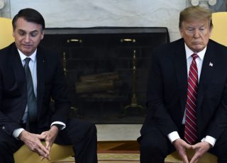 Presidente Trump, segundo o jornal Washington Posto, teria cometido "uma traição bastante forte" contra Bolsonaro, ao taxar o aço e alumínio do Brasil.