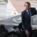 Presidente Jair Bolsonaro desce do carro na saída do Palácio da Alvorada, hoje (11-02) de manhã, para cumprimentar apoiadores. Foto: Valter Campanato/Agência Brasil