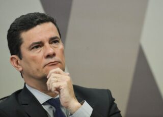 Ministro Sérgio Moro (dir.), assim como fez o presidente Bolsonaro, está intensificando sua presença nas redes sociais. Fotos - Agência Brasil