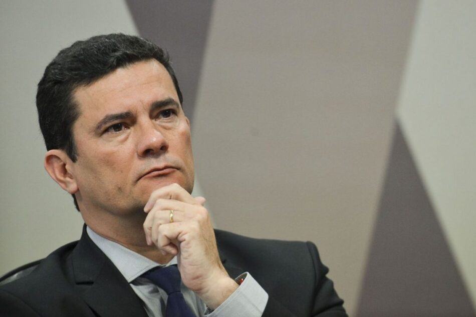 Ministro Sérgio Moro (dir.), assim como fez o presidente Bolsonaro, está intensificando sua presença nas redes sociais. Fotos - Agência Brasil