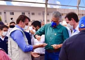 Presidente Bolsonaro e governador de Goiá, Ronaldo Caiado, durante visita a obras de um hospital de campanha. Foto - Governo de Goiás