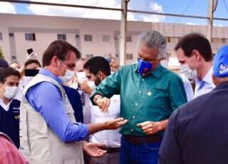 Presidente Bolsonaro e governador de Goiá, Ronaldo Caiado, durante visita a obras de um hospital de campanha. Foto - Governo de Goiás