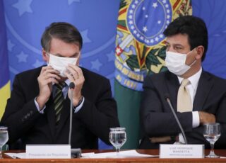 Ministro da Saúde, Luiz Henrique Mandetta (dir.) se fortalece politicamente por seu desempenho no combate ao coronavírus, mas desagrada o chefe Bolsonaro.