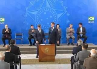Presidente Bolsonaro dá posse ao novo ministro da Saúde, Nelson Teich. Foto - Agência Brasil