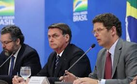 Ministros Ernesto Araújo (esq.) e Ricardo Salles (dir.), podem ser demitidos pelo presidente Bolsonaro (centro). Foto - Marcos Corrêa-Presidência da República/PR