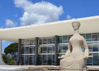 Themis, a deusa da Justiça, em obra do artista Alfredo Ceschiatti, em frente ao Supremo Tribunal Federal (STF), em Brasília