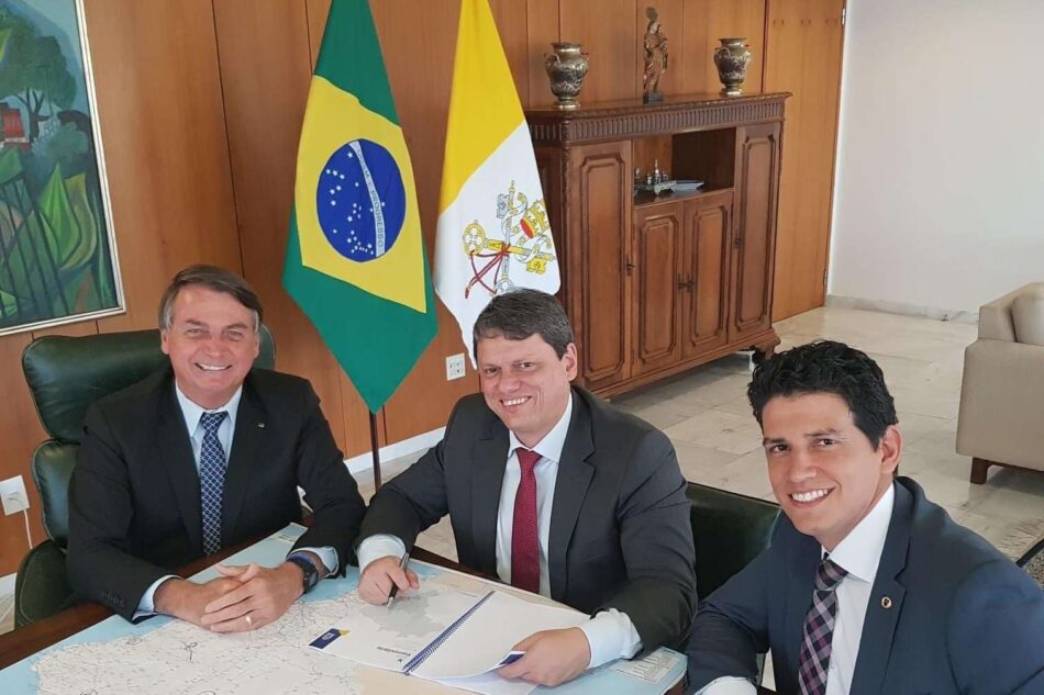 Presidente Jair Bolsonaro (esq.), ao anunciar hoje recursos para o Metrô de Belo Horizonte. Foto - Twitter Jair Bolsonaro