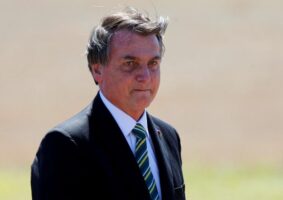 Presidente Jair Bolsonaro desautoriza ministro da Saúde e diz que Brasil não comprará vacina chinesa contra Covid-19