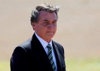 Presidente Jair Bolsonaro desautoriza ministro da Saúde e diz que Brasil não comprará vacina chinesa contra Covid-19