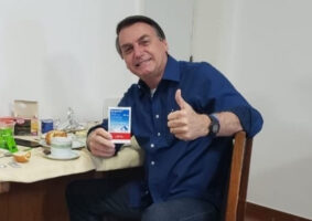 Bolsonaro faz propaganda da cloroquina, remédio que não tem nenhuma eficácia contra a Covid-19. Foto - Redes Sociais - Jair Bolsonaro