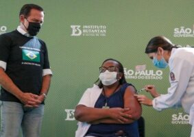 Governador João Dória ao lado da primeira brasileira vacinada contra a Covid-19. Foto - Governo de SP