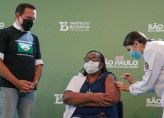 Governador João Dória ao lado da primeira brasileira vacinada contra a Covid-19. Foto - Governo de SP