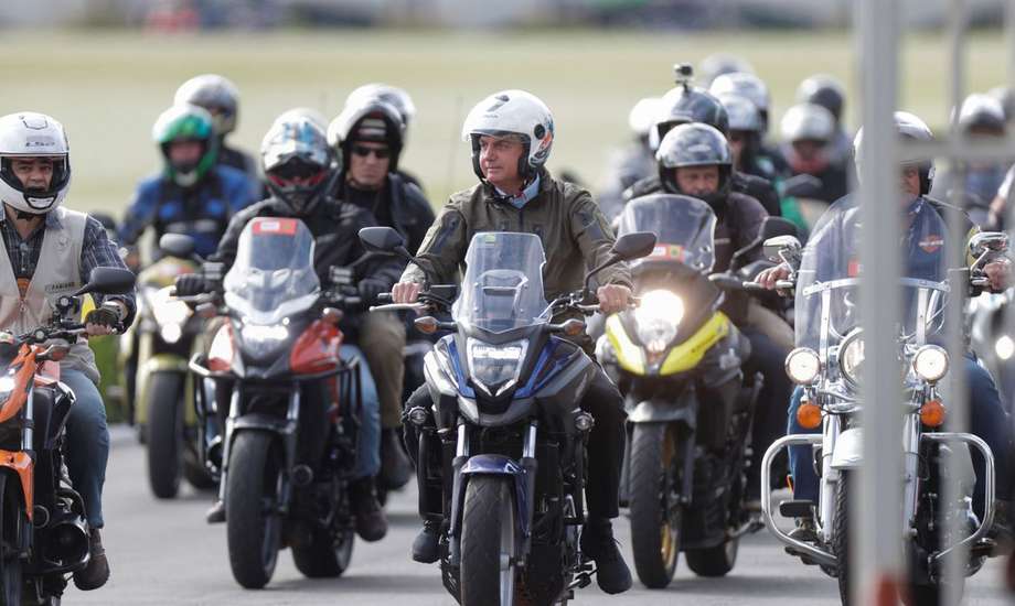 Presidente Bolsonaro participa, sem máscara, de aglomeração com motoqueiros no Rio de Janeiro. Foto - Agência Brasil
