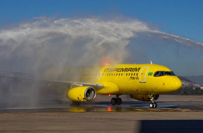 Linha aérea da Itapemirim suspende operação com passageiros dentro de avião